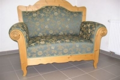 Zweisitziges Sofa im Landhausstil, aufgepolstert und mit Jaquardstoff bezogen