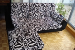 Neuanfertigung eines Sofa mit Long-Chair, Bezug Korpus: Uni-Velour, Bezug Kissen: Velour mit Zebra-Design