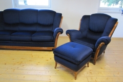 Neubezug einer Polstergarnitur mit Sichtholzelementen und losen Sitzkissen, Bezug: Velour blau